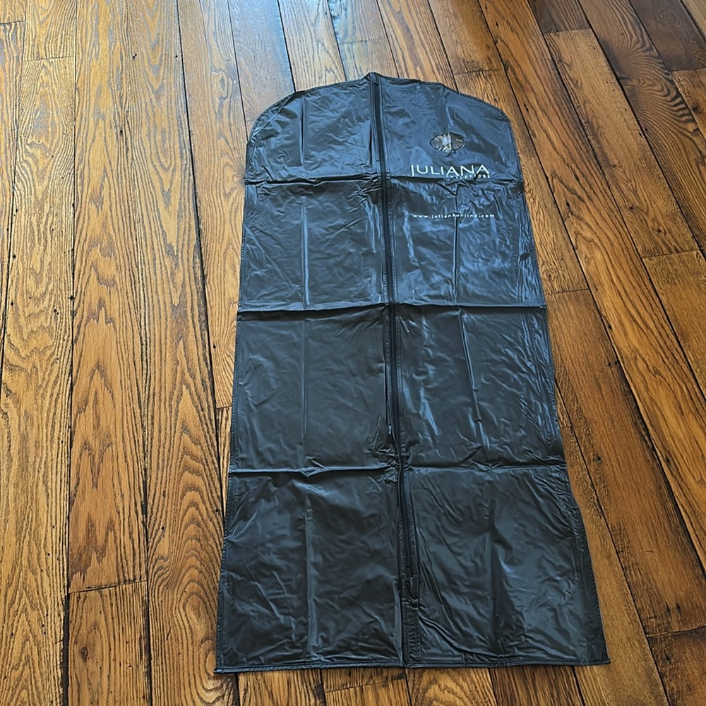 NEW💕JULIANA COLLEZIONE BLACK GARMENT BAG WITH WHITE WORDING & ZIPPER CLOSURE